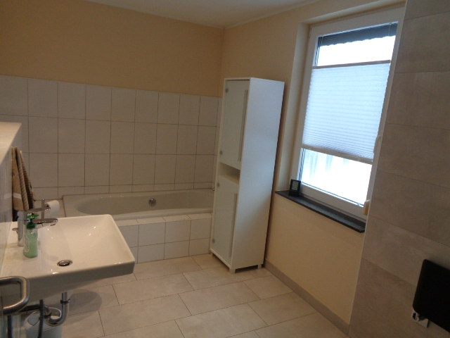 Bad m. Wanne u. Dusche